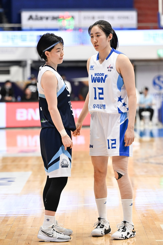 강계리(왼쪽)와 노현지가 경기에 집중하고 있다. /사진=WKBL 제공