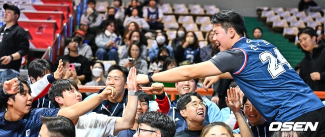 롯데 신인 전미르(맨 오른쪽)가 12일 부산 사직체육관에서 열린 KCC와 한국가스공사의 경기에서 시투행사를 가진 후 동료들과 하이파이브를 하고 있다.