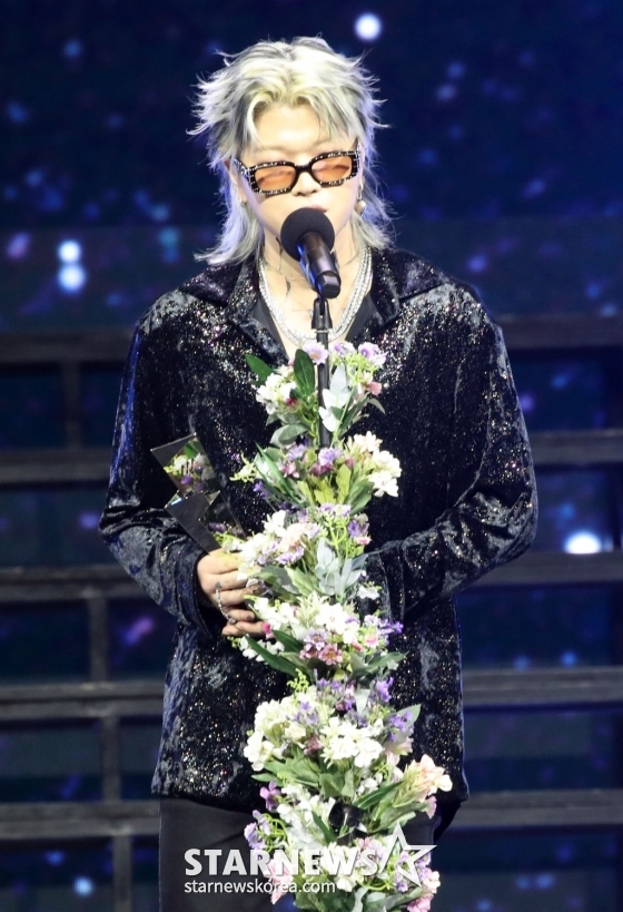 가수 애쉬 아일랜드가 14일 필리핀 아레나에서 열린 '2023 아시아 아티스트 어워즈 인 필리핀'(2023 Asia Artist Awards IN THE PHILIPPINES, 이하 '2023 AAA')에서 'AAA 뉴웨이브 상'을 수상하고 소감을 말하고 있다. '2023 AAA'는 스타뉴스가 주최하고 Asia Artist Awards 조직위원회, TONZ 엔터테인먼트, PULP Live World가 공동 주관한다. 그룹 아이브(IVE) 장원영, 가수 강다니엘, 그룹 제로베이스원 성한빈이 MC를 맡았다. 2023.12.14/사진=임성균 기자