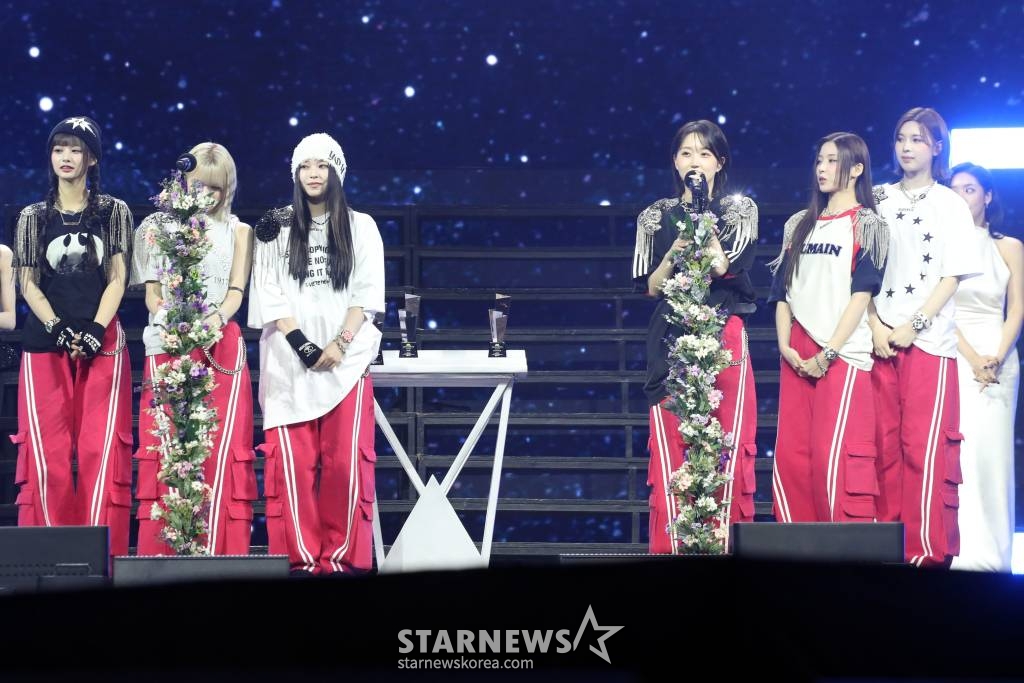 크룹 엔믹스가 14일 필리핀 아레나에서 열린 '2023 아시아 아티스트 어워즈 인 필리핀'(2023 Asia Artist Awards IN THE PHILIPPINES, 이하 '2023 AAA')에서 'AAA 아이콘상'을 수상하고 소감을 말하고 있다. '2023 AAA'는 스타뉴스가 주최하고 Asia Artist Awards 조직위원회, TONZ 엔터테인먼트, PULP Live World가 공동 주관한다. 그룹 아이브(IVE) 장원영, 가수 강다니엘, 그룹 제로베이스원 성한빈이 MC를 맡았다. 2023.12.14 /사진=임성균