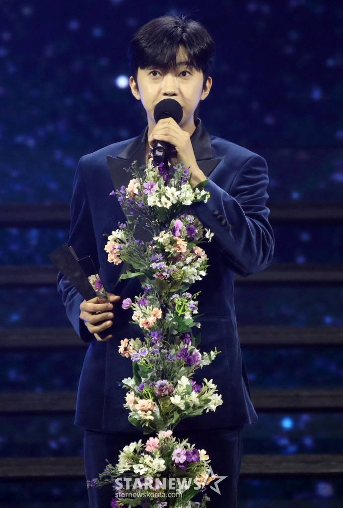 가수 임영웅이 14일 필리핀 아레나에서 열린 '2023 아시아 아티스트 어워즈 인 필리핀'(2023 Asia Artist Awards IN THE PHILIPPINES, 이하 '2023 AAA')에서 'AAA 인기상'을 수상하고 소감을 말하고 있다. '2023 AAA'는 스타뉴스가 주최하고 Asia Artist Awards 조직위원회, TONZ 엔터테인먼트, PULP Live World가 공동 주관한다. 그룹 아이브(IVE) 장원영, 가수 강다니엘, 그룹 제로베이스원 성한빈이 MC를 맡았다. 2023.12.14 /사진=임성균
