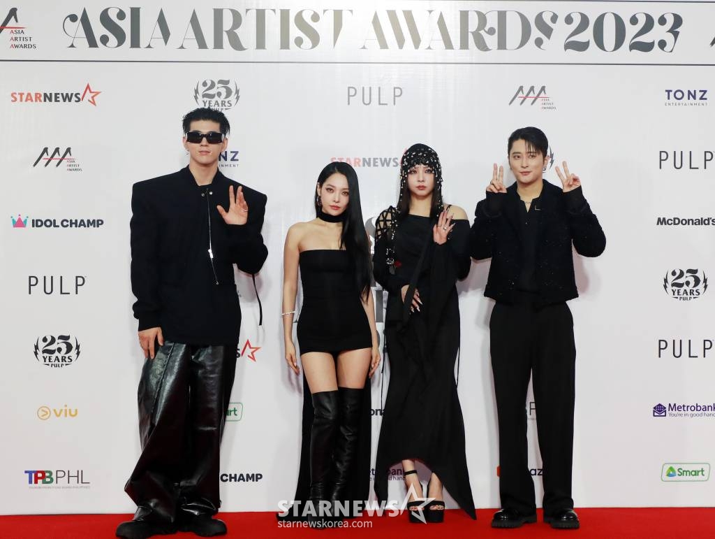 혼성그룹 카드가 14일 필리핀 아레나에서 열린 '2023 아시아 아티스트 어워즈 인 필리핀'(2023 Asia Artist Awards IN THE PHILIPPINES, 이하 '2023 AAA') 레드카펫 행사에 참석해 포즈를 취하고 있다. '2023 AAA'는 스타뉴스가 주최하고 Asia Artist Awards 조직위원회, TONZ 엔터테인먼트, PULP Live World가 공동 주관한다. 그룹 아이브(IVE) 장원영, 가수 강다니엘, 그룹 제로베이스원 성한빈이 MC를 맡았다. 2023.12.14 /사진=이동훈