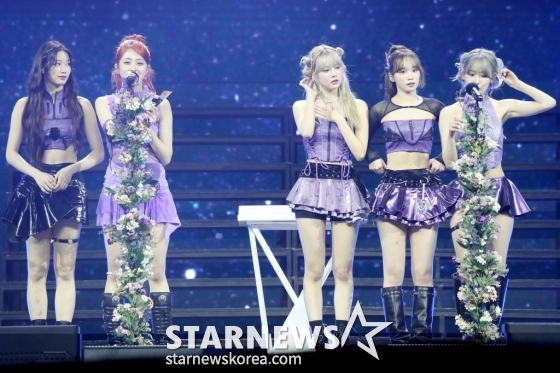 그룹 르세라핌이 14일 필리핀 아레나에서 열린 '2023 아시아 아티스트 어워즈 인 필리핀'(2023 Asia Artist Awards IN THE PHILIPPINES, 이하 '2023 AAA')에서 'AAA 베스트 퍼포먼스 상'을 수상하고 소감을 말하고 있다. '2023 AAA'는 스타뉴스가 주최하고 Asia Artist Awards 조직위원회, TONZ 엔터테인먼트, PULP Live World가 공동 주관한다. 그룹 아이브(IVE) 장원영, 가수 강다니엘, 그룹 제로베이스원 성한빈이 MC를 맡았다. 2023.12.14