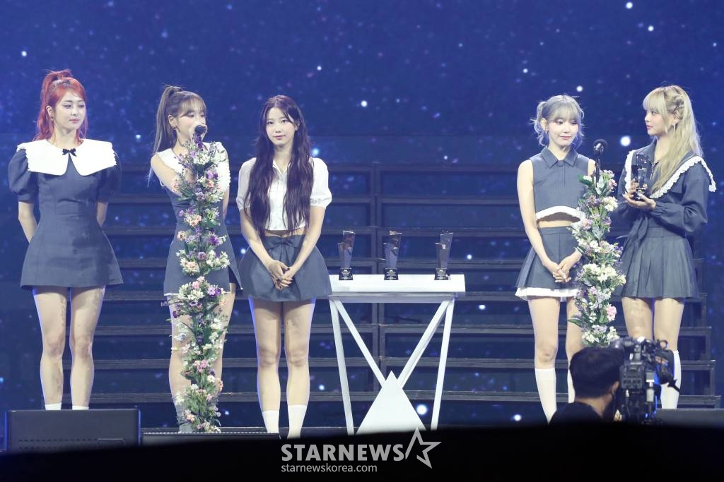 그룹 르세라핌이 14일 필리핀 아레나에서 열린 '2023 아시아 아티스트 어워즈 인 필리핀'(2023 Asia Artist Awards IN THE PHILIPPINES, 이하 '2023 AAA')에서 'AAA 아시아셀러브리티상'을 수상하고 소감을 말하고 있다. '2023 AAA'는 스타뉴스가 주최하고 Asia Artist Awards 조직위원회, TONZ 엔터테인먼트, PULP Live World가 공동 주관한다. 그룹 아이브(IVE) 장원영, 가수 강다니엘, 그룹 제로베이스원 성한빈이 MC를 맡았다. 2023.12.14 /사진=임성균
