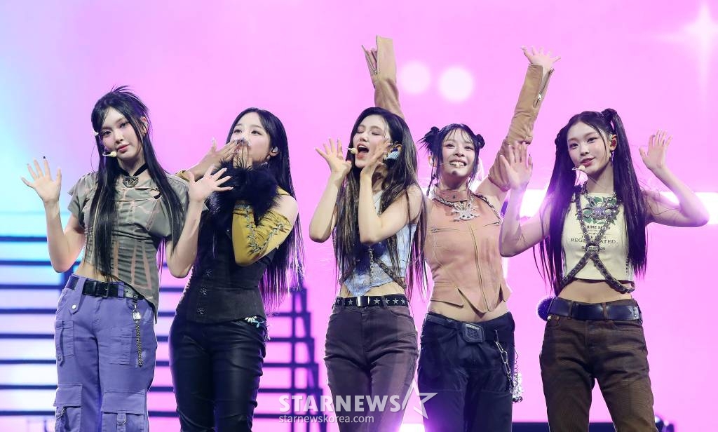 걸그룹 뉴진스가 14일 필리핀 아레나에서 열린 '2023 아시아 아티스트 어워즈 인 필리핀'(2023 Asia Artist Awards IN THE PHILIPPINES, 이하 '2023 AAA')에서 멋진 무대를 선보이고 있다. '2023 AAA'는 스타뉴스가 주최하고 Asia Artist Awards 조직위원회, TONZ 엔터테인먼트, PULP Live World가 공동 주관한다. 그룹 아이브(IVE) 장원영, 가수 강다니엘, 그룹 제로베이스원 성한빈이 MC를 맡았다. 2023.12.14 /사진=김창현
