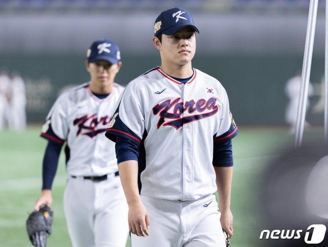 한국 야구 대표팀 에이스로 성장한 문동주(오른쪽). /사진=뉴스1