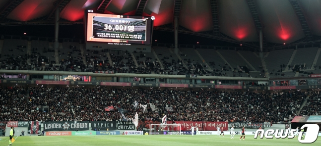 지난 11월 25일 서울월드컵경기장에서 열린 '2023 하나원큐' K리그1 37라운드 FC서울과 수원삼성의 경기에서 전광판에 3만6007명의 관중 입장과 함께 K리그 유료 관중 집계 이후 첫 한 시즌 홈 관중 40만명을 돌파했다는 문구가 나오고 있다. /사진=뉴시1