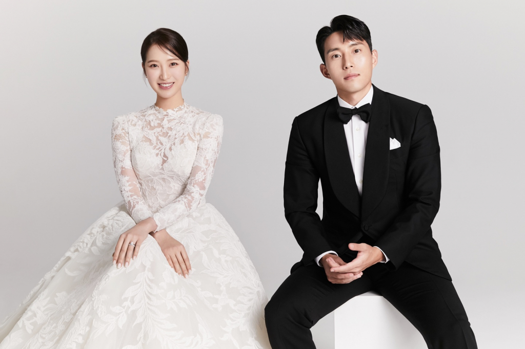 인천 유나이티드가 공개한 신진호(오른쪽)와 이혜지의 웨딩 사진. /사진제공=인천 유나이티드