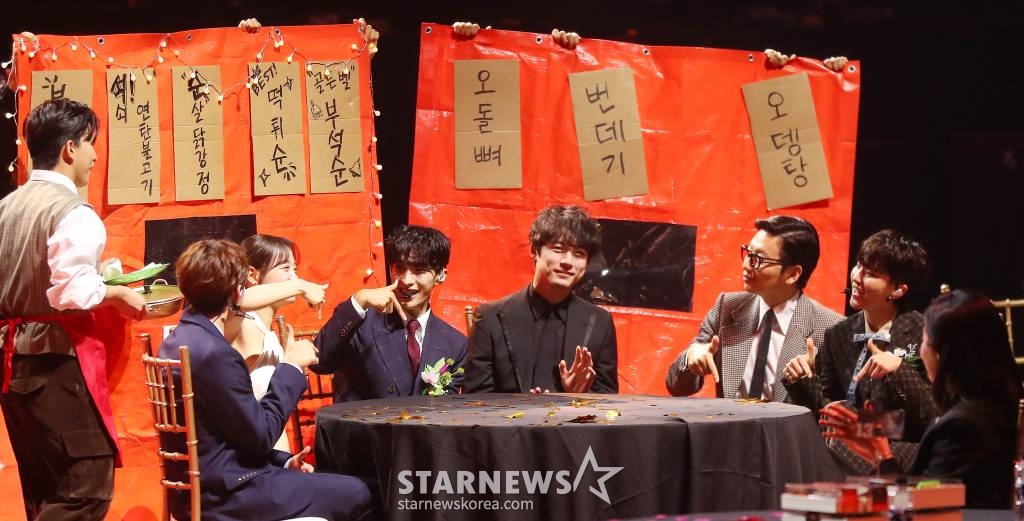 그룹 세븐틴 유닛 부석순이 14일 필리핀 아레나에서 열린 '2023 아시아 아티스트 어워즈 인 필리핀'(2023 Asia Artist Awards IN THE PHILIPPINES, 이하 '2023 AAA')에서 멋진 무대를 선보이고 있다. '2023 AAA'는 스타뉴스가 주최하고 Asia Artist Awards 조직위원회, TONZ 엔터테인먼트, PULP Live World가 공동 주관한다. 그룹 아이브(IVE) 장원영, 가수 강다니엘, 그룹 제로베이스원 성한빈이 MC를 맡았다. 2023.12.14 /사진=김창현