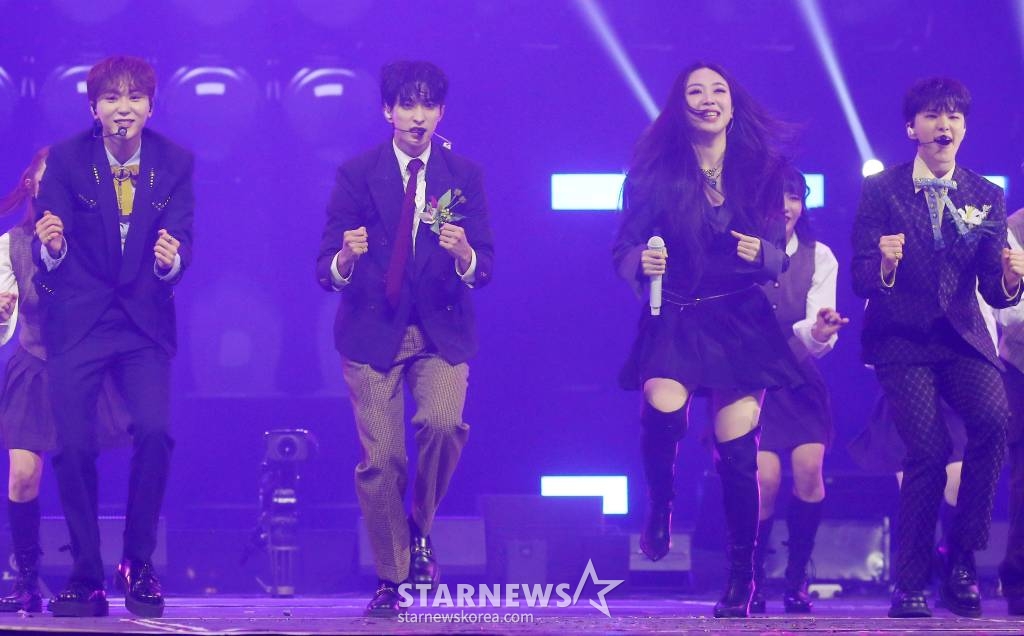그룹 세븐틴 유닛 부석순, 래퍼 이영지가 14일 필리핀 아레나에서 열린 '2023 아시아 아티스트 어워즈 인 필리핀'(2023 Asia Artist Awards IN THE PHILIPPINES, 이하 '2023 AAA')에서 멋진 무대를 선보이고 있다. '2023 AAA'는 스타뉴스가 주최하고 Asia Artist Awards 조직위원회, TONZ 엔터테인먼트, PULP Live World가 공동 주관한다. 그룹 아이브(IVE) 장원영, 가수 강다니엘, 그룹 제로베이스원 성한빈이 MC를 맡았다. 2023.12.14 /사진=김창현