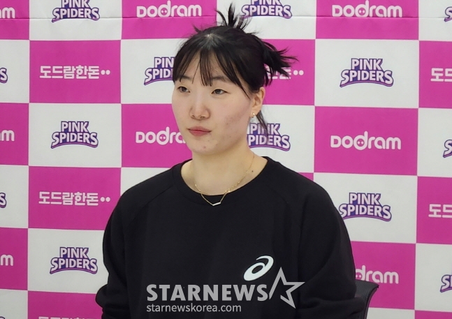 흥국생명 세터 박혜진이 14일 IBK기업은행전을 승리로 이끈 뒤 수훈선수 인터뷰를 하고 있다. /사진=안호근 기자