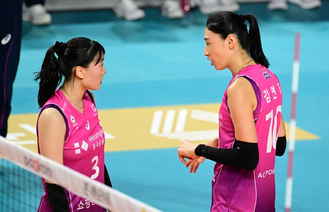 경기 중 이야기를 나누는 박혜진(왼쪽)과 김연경. /사진=KOVO