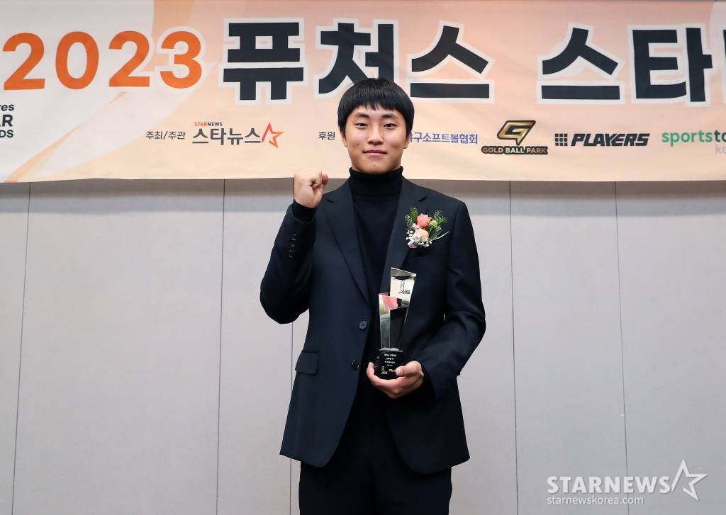 세광고 박지환 선수가 11월 28일 오후 서울 종로구 광화문 빌딩에서 진행된 글로벌 스포츠·연예 콘텐츠 미디어 스타뉴스 주최 '2023 퓨처스 스타대상'에서 야구 스타상을 수상한 뒤 양해영 대한야구소프트볼협회 부회장과 기념촬영을 하고 있다. /사진=김창현 기자