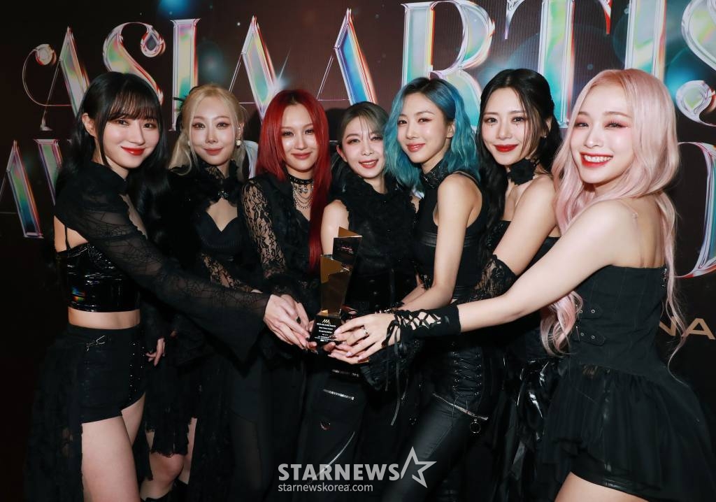 걸그룹 드림캐쳐가 14일 필리핀 아레나에서 열린 '2023 아시아 아티스트 어워즈 인 필리핀'(2023 Asia Artist Awards IN THE PHILIPPINES, 이하 '2023 AAA')에서 AAA 베스트 초이스상을 수상한 뒤 포즈를 취하고 있다. '2023 AAA'는 스타뉴스가 주최하고 Asia Artist Awards 조직위원회, TONZ 엔터테인먼트, PULP Live World가 공동 주관한다. 그룹 아이브(IVE) 장원영, 가수 강다니엘, 그룹 제로베이스원 성한빈이 MC를 맡았다. 2023.12.14 /사진=이동훈