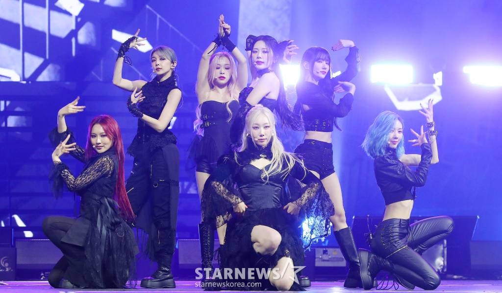 걸그룹 드림캐쳐가 14일 필리핀 아레나에서 열린 '2023 아시아 아티스트 어워즈 인 필리핀'(2023 Asia Artist Awards IN THE PHILIPPINES, 이하 '2023 AAA')에서 멋진 무대를 선보이고 있다. '2023 AAA'는 스타뉴스가 주최하고 Asia Artist Awards 조직위원회, TONZ 엔터테인먼트, PULP Live World가 공동 주관한다. 그룹 아이브(IVE) 장원영, 가수 강다니엘, 그룹 제로베이스원 성한빈이 MC를 맡았다. 2023.12.14 /사진=김창현