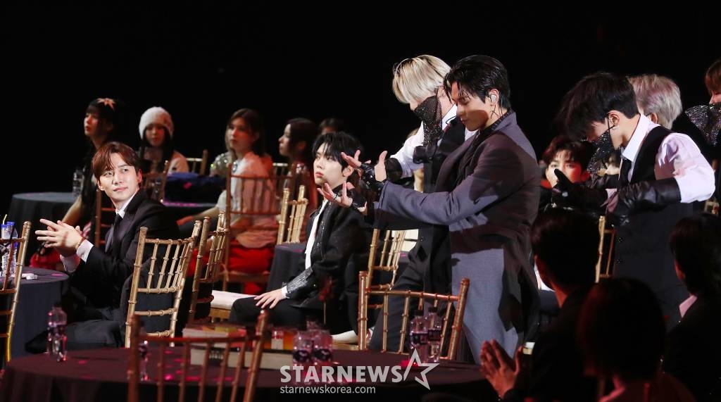 배우 이준호가 14일 필리핀 아레나에서 열린 '2023 아시아 아티스트 어워즈 인 필리핀'(2023 Asia Artist Awards IN THE PHILIPPINES, 이하 '2023 AAA')에서 더보이즈 무대를 감상하고 있다.  '2023 AAA'는 스타뉴스가 주최하고 Asia Artist Awards 조직위원회, TONZ 엔터테인먼트, PULP Live World가 공동 주관한다. 그룹 아이브(IVE) 장원영, 가수 강다니엘, 그룹 제로베이스원 성한빈이 MC를 맡았다. 2023.12.14 /사진=김창현