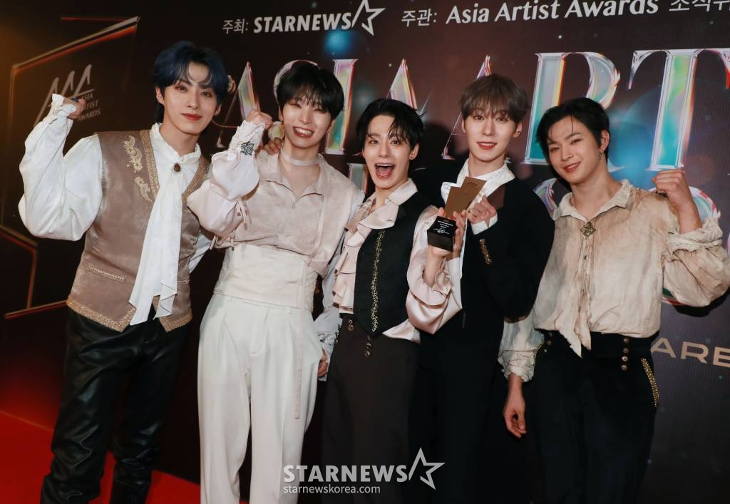 그룹 원어스가 14일 필리핀 아레나에서 열린 '2023 아시아 아티스트 어워즈 인 필리핀'(2023 Asia Artist Awards IN THE PHILIPPINES, 이하 '2023 AAA')에서 AAA 이모티브 상을 수상한 뒤 포즈를 취하고 있다.  '2023 AAA'는 스타뉴스가 주최하고 Asia Artist Awards 조직위원회, TONZ 엔터테인먼트, PULP Live World가 공동 주관한다. 그룹 아이브(IVE) 장원영, 가수 강다니엘, 그룹 제로베이스원 성한빈이 MC를 맡았다. 2023.12.14 /사진=이동훈