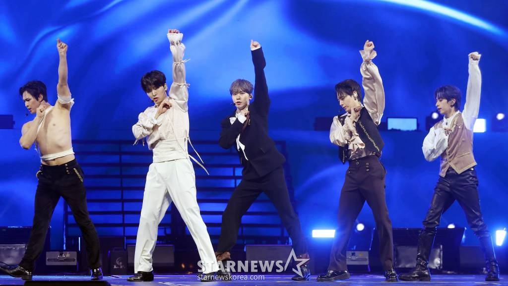 걸그룹 원어스(ONEUS)가 지난 14일 필리핀 아레나에서 열린 '2023 아시아 아티스트 어워즈 인 필리핀'(2023 Asia Artist Awards IN THE PHILIPPINES, 이하 '2023 AAA')에서 멋진 무대를 선보이고 있다.  원어스는 '2023 AAA'에서 AAA 이모티브상을 수상했다.  '2023 AAA'는 스타뉴스가 주최하고 Asia Artist Awards 조직위원회, TONZ 엔터테인먼트, PULP Live World가 공동 주관한다. 그룹 아이브(IVE) 장원영, 가수 강다니엘, 그룹 제로베이스원 성한빈이 MC를 맡았다. /사진=김창현