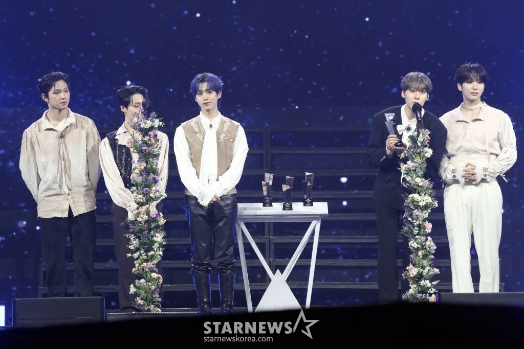 그룹 원어스가 14일 필리핀 아레나에서 열린 '2023 아시아 아티스트 어워즈 인 필리핀'(2023 Asia Artist Awards IN THE PHILIPPINES, 이하 '2023 AAA')에서 'AAA 이모티브상'을 수상하고 소감을 말하고 있다.   '2023 AAA'는 스타뉴스가 주최하고 Asia Artist Awards 조직위원회, TONZ 엔터테인먼트, PULP Live World가 공동 주관한다. 그룹 아이브(IVE) 장원영, 가수 강다니엘, 그룹 제로베이스원 성한빈이 MC를 맡았다. 2023.12.14 /사진=임성균