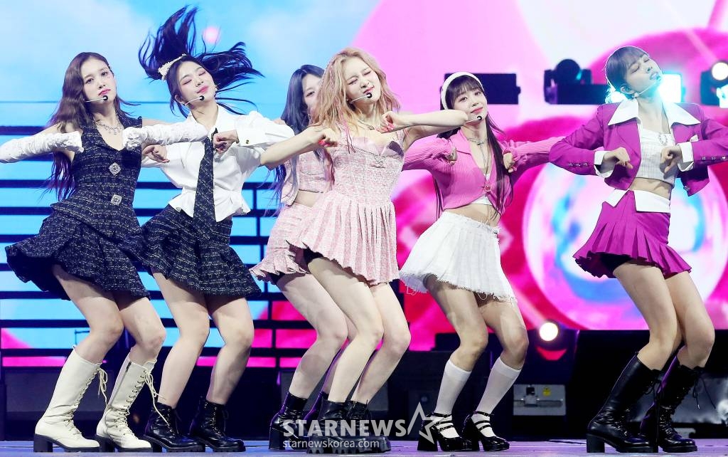 걸그룹 스테이씨(STAYC)가 지난 14일 필리핀 아레나에서 열린 '2023 아시아 아티스트 어워즈 인 필리핀'(2023 Asia Artist Awards IN THE PHILIPPINES, 이하 '2023 AAA')에서 멋진 무대를 선보이고 있다.  스테이씨는 '2023 AAA'에서 AAA 베스트 뮤지션을 수상했다.  '2023 AAA'는 스타뉴스가 주최하고 Asia Artist Awards 조직위원회, TONZ 엔터테인먼트, PULP Live World가 공동 주관한다. 그룹 아이브(IVE) 장원영, 가수 강다니엘, 그룹 제로베이스원 성한빈이 MC를 맡았다. /사진=김창현