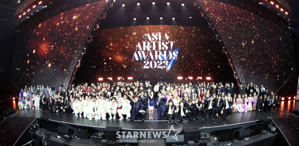 14일 필리핀 아레나에서 열린 '2023 아시아 아티스트 어워즈 인 필리핀'(2023 Asia Artist Awards IN THE PHILIPPINES, 이하 '2023 AAA')가 막을 내린 가운데 모든 수상자들이 무대에서 기념 촬영을 하고 있다. '2023 AAA'는 스타뉴스가 주최하고 Asia Artist Awards 조직위원회, TONZ 엔터테인먼트, PULP Live World가 공동 주관한다. 그룹 아이브(IVE) 장원영, 가수 강다니엘, 그룹 제로베이스원 성한빈이 MC를 맡았다. 2023.12.14 /사진=임성균
