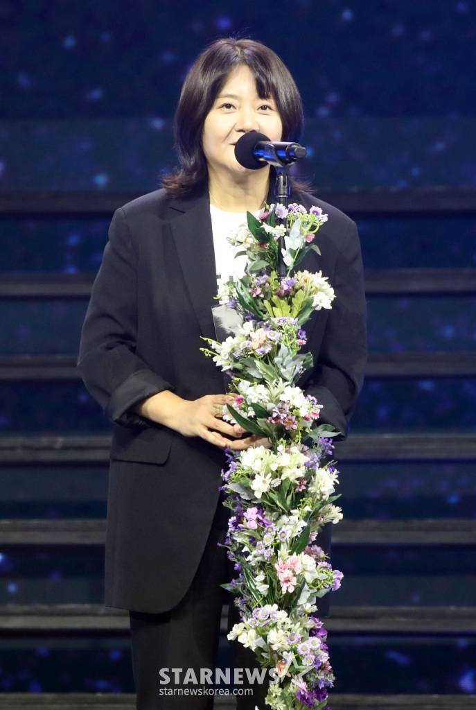 스타쉽엔터네인먼트 서현주 프로듀서가 14일 필리핀 아레나에서 열린 '2023 아시아 아티스트 어워즈 인 필리핀'(2023 Asia Artist Awards IN THE PHILIPPINES, 이하 '2023 AAA')에서 'AAA 베스트 프로듀서상'을 수상하고 소감을 말하고 있다. '2023 AAA'는 스타뉴스가 주최하고 Asia Artist Awards 조직위원회, TONZ 엔터테인먼트, PULP Live World가 공동 주관한다. 그룹 아이브(IVE) 장원영, 가수 강다니엘, 그룹 제로베이스원 성한빈이 MC를 맡았다. 2023.12.14 /사진=임성균