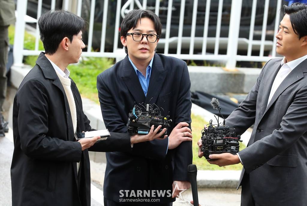 마약 투약 혐의를 받고 있는 가수 지드래곤(본명 권지용)이 6일 오후 인천 남동구 논현경찰서에서 조사를 받기 위해 출석하고 있다. 2023.11.06 /사진=김창현 chmt@