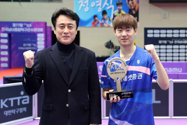 오준성(오른쪽)이 15일 전국남녀종합탁구선수권대회 남자 단식에서 우승을 차지하고 트로피를 들고 포즈를 취하고 있다. /사진=대한탁구협회