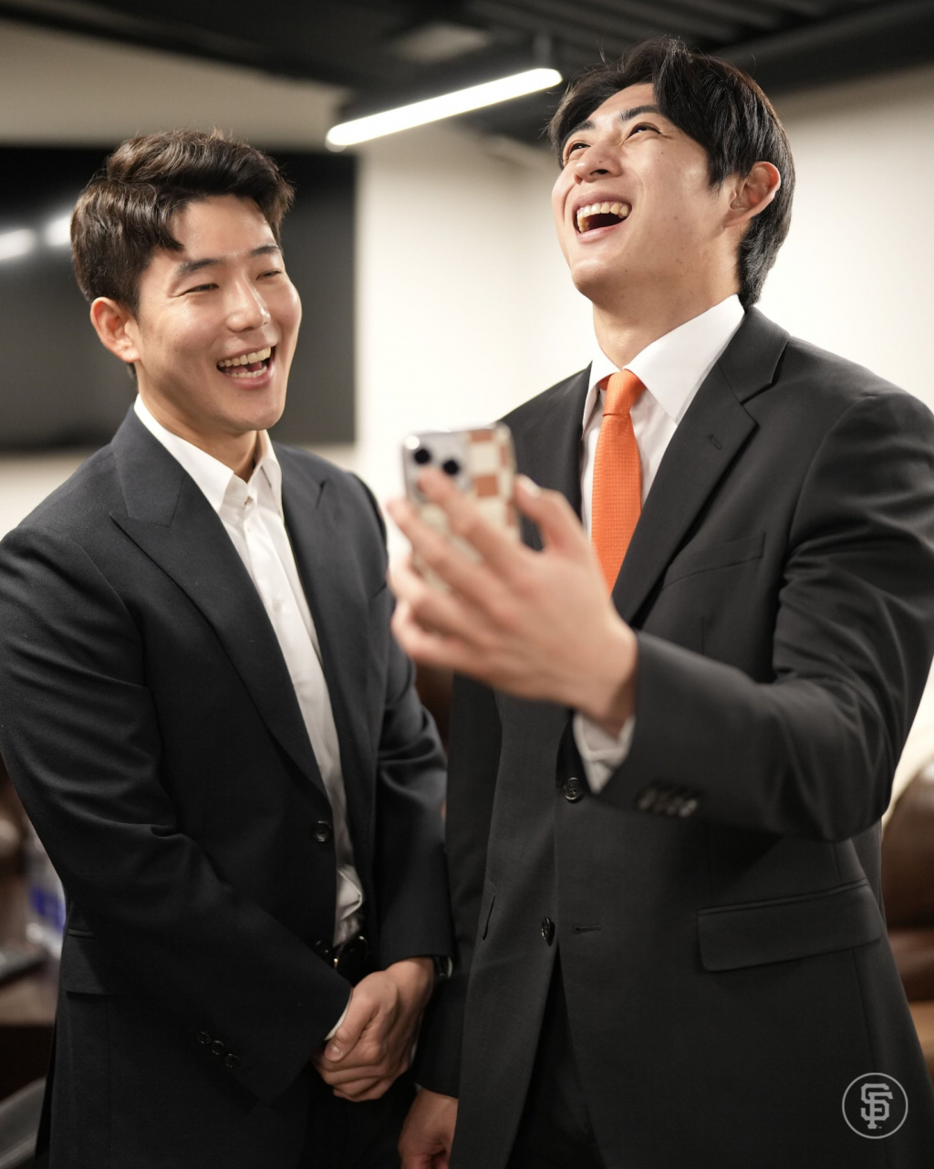 16일(한국시간) 샌프란시스코 자이언츠 입단 공식기자회견 참석을 앞둔 이정후(오른쪽)의 모습. /사진=샌프란시스코 자이언츠 공식 SNS