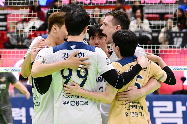 우리카드 선수들이 16일 한국전력전 득점 후 기뻐하고 있다. /사진=KOVO