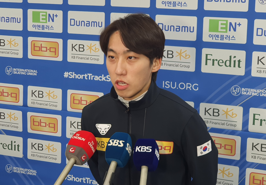 믹스드존에서 인터뷰하는 박지원. /사진=뉴시스