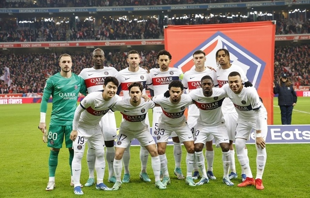 이강인(아래 맨 왼쪽)이 PSG 선수들과 포즈를 취하고 있다. /사진=PSG SNS