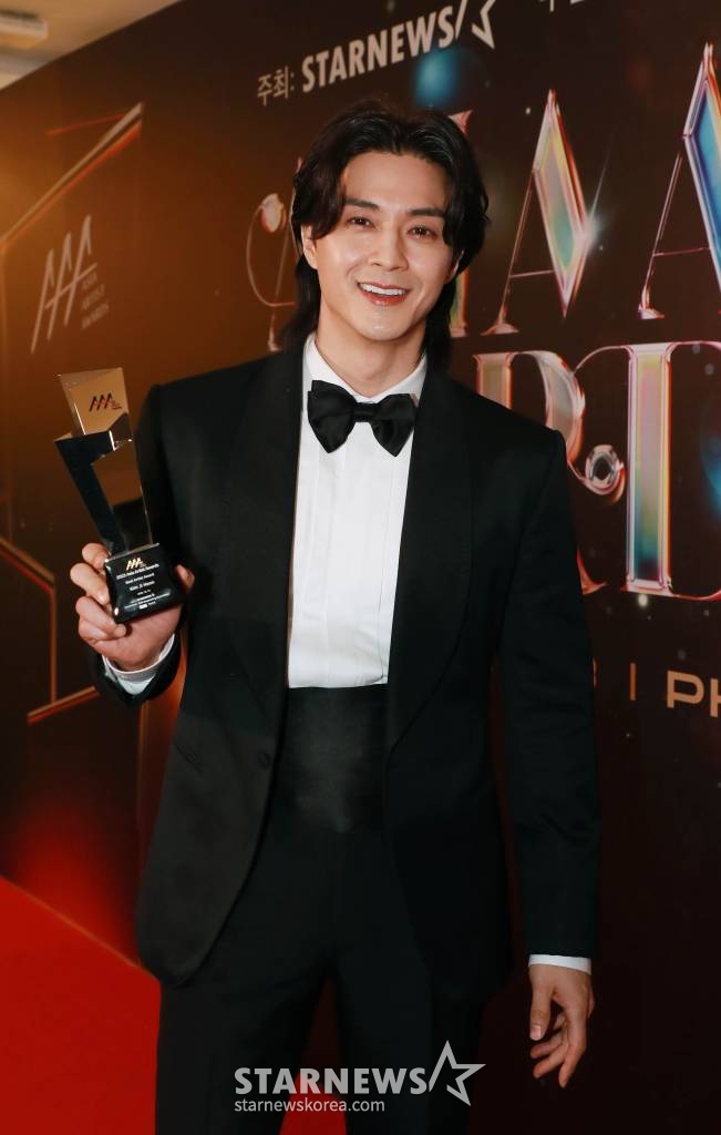 배우 김지훈이 14일 필리핀 아레나에서 열린 '2023 아시아 아티스트 어워즈 인 필리핀'(2023 Asia Artist Awards IN THE PHILIPPINES, 이하 '2023 AAA')에서 AAA 베스트 아티스트 상을 수상한 뒤 포즈를 취하고 있다. '2023 AAA'는 스타뉴스가 주최하고 Asia Artist Awards 조직위원회, TONZ 엔터테인먼트, PULP Live World가 공동 주관한다. 그룹 아이브(IVE) 장원영, 가수 강다니엘, 그룹 제로베이스원 성한빈이 MC를 맡았다. 2023.12.14 /사진=이동훈