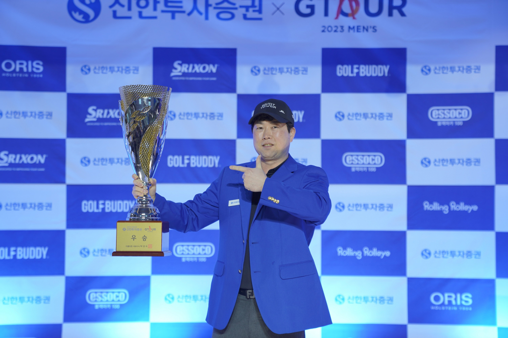 우승자 순범준이 기념사진을 촬영하고 있다.