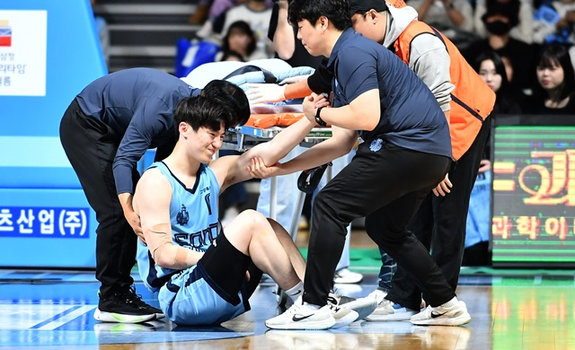 어깨 부상을 당한 이정현(가운데). /사진=KBL 제공