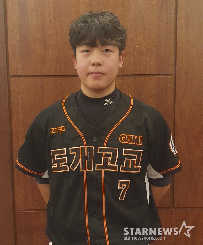 도개고 박지완이 18일(한국시간) 서울 마포구 서울가든호텔에서 열린 '2023 야구·소프트볼인의 밤'에서 이영민 타격상을 수상하고 사진 촬영에 임하고 있다. /사진=김동윤 기자