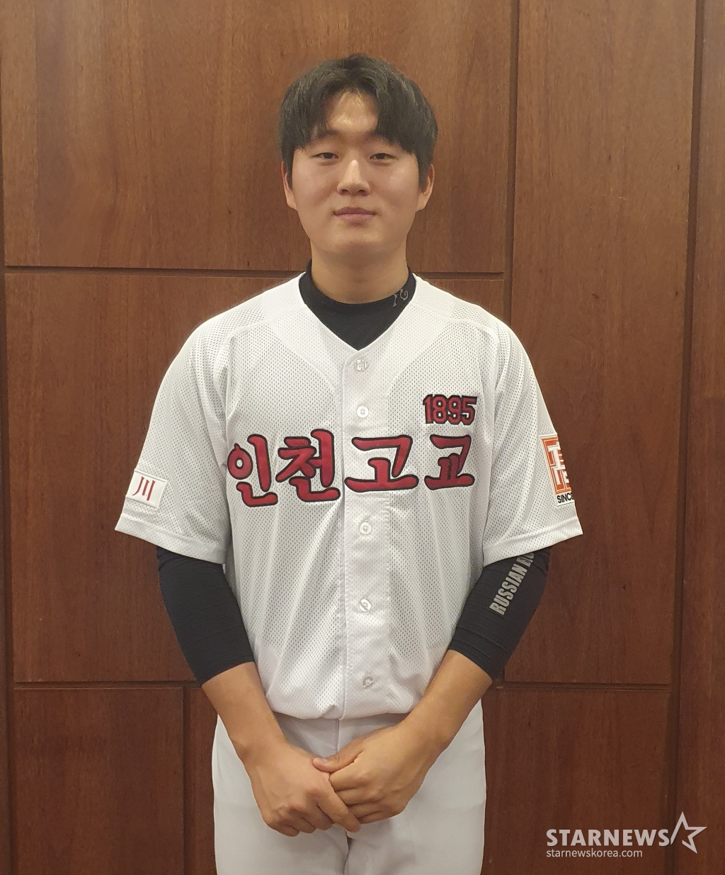 인천고 김택연이 18일 서울 마포구 서울가든호텔에서 열린 '2023 야구·소프트볼인의 밤'에서 이영민 타격상을 수상하고 사진 촬영에 임하고 있다. /사진=김동윤 기자