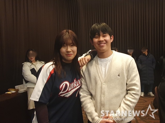 이예린(왼쪽)과 그의 오빠 키움 이명종이 18일 서울 마포구 서울가든호텔에서 열린 '2023 야구·소프트볼인의 밤'에서 사진 촬영에 임하고 있다. /사진=김동윤 기자
