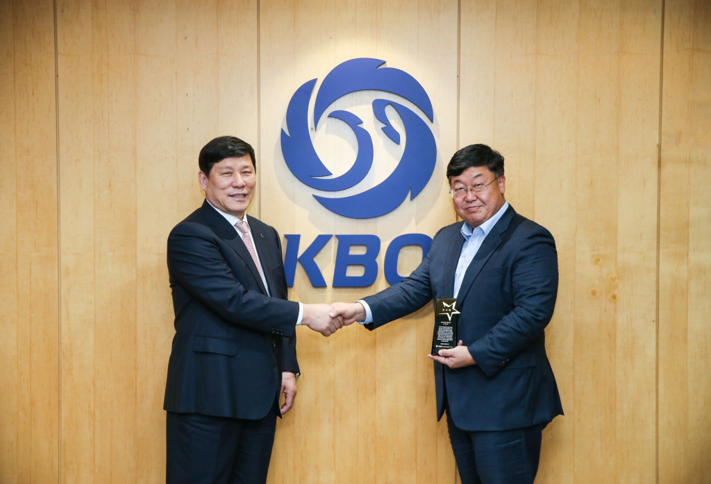 허구연(왼쪽) KBO 총재가 박철호 동아오츠카 대표이사에게 감사패를 전달한 뒤 악수를 나누고 있다. /사진=KBO 제공