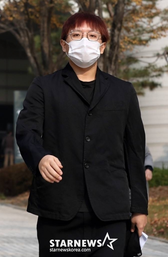 대마 흡입 혐의로 1심에서 집행유예를 선고받은 래퍼 나플라가 10일 오전 서울 서초구 중앙지방법원에서 열린 항소심 선고 공판을 마친 뒤 법정을 나서고 있다. 이날 나플라는 항소심에서 1심과 같은 징역 10개월에 집행유예 2년을 선고 받았다. 2022.11.10 /사진=김창현 기자 chmt@