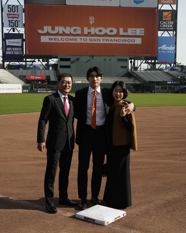 부모님과 함께 오라클파크에서 기념촬영을 하는 이정후(가운데). /사진=샌프란시스코 자이언츠 공식 SNS