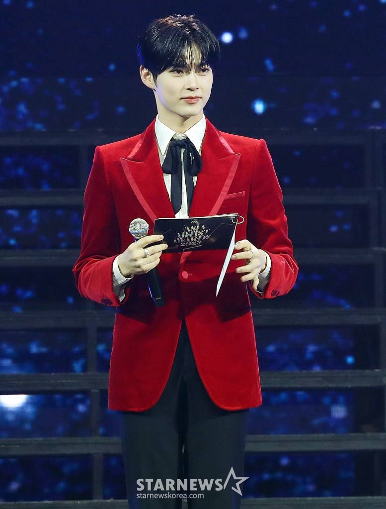 제로베이스원 성한빈이 14일 필리핀 아레나에서 열린 '2023 아시아 아티스트 어워즈 인 필리핀'(2023 Asia Artist Awards IN THE PHILIPPINES, 이하 '2023 AAA')에서 관객들을 바라보고 있다.  '2023 AAA'는 스타뉴스가 주최하고 Asia Artist Awards 조직위원회, TONZ 엔터테인먼트, PULP Live World가 공동 주관한다. 그룹 아이브(IVE) 장원영, 가수 강다니엘, 그룹 제로베이스원 성한빈이 MC를 맡았다. 2023.12.14 /사진=김창현