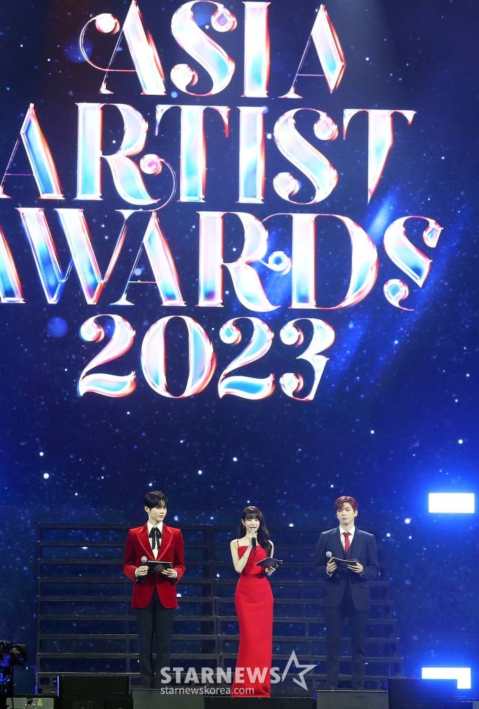 MC 성한빈, 장원영, 강다니엘이 14일 필리핀 아레나에서 열린 '2023 아시아 아티스트 어워즈 인 필리핀'(2023 Asia Artist Awards IN THE PHILIPPINES, 이하 '2023 AAA')에서 진행을 하고 있다.  '2023 AAA'는 스타뉴스가 주최하고 Asia Artist Awards 조직위원회, TONZ 엔터테인먼트, PULP Live World가 공동 주관한다. 그룹 아이브(IVE) 장원영, 가수 강다니엘, 그룹 제로베이스원 성한빈이 MC를 맡았다. 2023.12.14 /사진=김창현