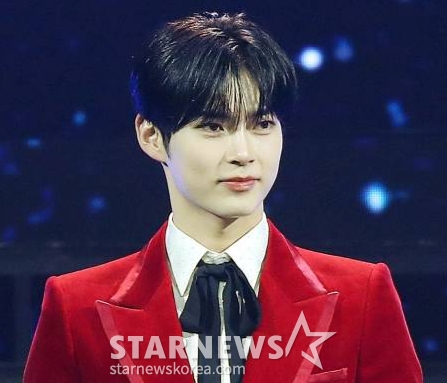 제로베이스원 성한빈이 14일 필리핀 아레나에서 열린 '2023 아시아 아티스트 어워즈 인 필리핀'(2023 Asia Artist Awards IN THE PHILIPPINES, 이하 '2023 AAA')에서 관객들을 바라보고 있다.  '2023 AAA'는 스타뉴스가 주최하고 Asia Artist Awards 조직위원회, TONZ 엔터테인먼트, PULP Live World가 공동 주관한다. 그룹 아이브(IVE) 장원영, 가수 강다니엘, 그룹 제로베이스원 성한빈이 MC를 맡았다. 2023.12.14 /사진=김창현