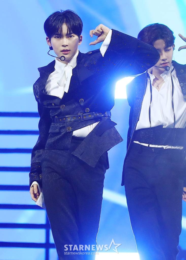 그룹 제로베이스원 성한빈이 14일 필리핀 아레나에서 열린 '2023 아시아 아티스트 어워즈 인 필리핀'(2023 Asia Artist Awards IN THE PHILIPPINES, 이하 '2023 AAA')에서 멋진 무대를 선보이고 있다.  '2023 AAA'는 스타뉴스가 주최하고 Asia Artist Awards 조직위원회, TONZ 엔터테인먼트, PULP Live World가 공동 주관한다. 그룹 아이브(IVE) 장원영, 가수 강다니엘, 그룹 제로베이스원 성한빈이 MC를 맡았다. 2023.12.14 /사진=김창현