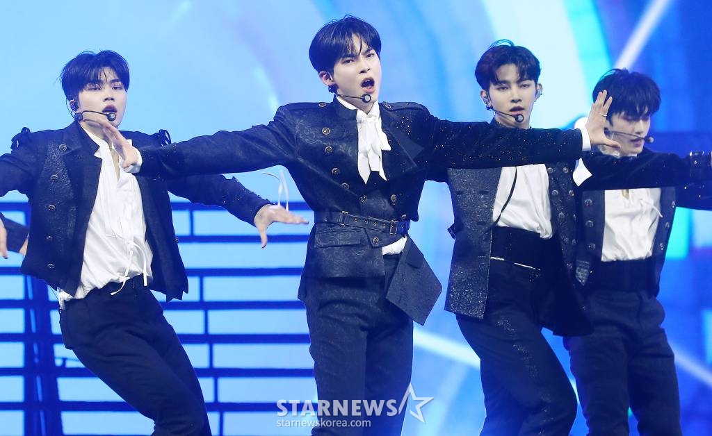 그룹 제로베이스원 성한빈이 14일 필리핀 아레나에서 열린 '2023 아시아 아티스트 어워즈 인 필리핀'(2023 Asia Artist Awards IN THE PHILIPPINES, 이하 '2023 AAA')에서 멋진 무대를 선보이고 있다.  '2023 AAA'는 스타뉴스가 주최하고 Asia Artist Awards 조직위원회, TONZ 엔터테인먼트, PULP Live World가 공동 주관한다. 그룹 아이브(IVE) 장원영, 가수 강다니엘, 그룹 제로베이스원 성한빈이 MC를 맡았다. 2023.12.14 /사진=김창현