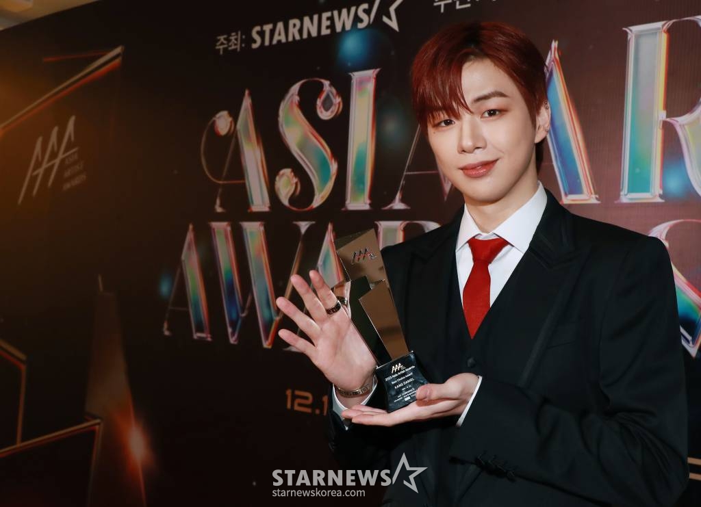 가수 강다니엘이 14일 필리핀 아레나에서 열린 '2023 아시아 아티스트 어워즈 인 필리핀'(2023 Asia Artist Awards IN THE PHILIPPINES, 이하 '2023 AAA')에서 AAA 베스트 초이스상을 수상한 뒤 포즈를 취하고 있다. '2023 AAA'는 스타뉴스가 주최하고 Asia Artist Awards 조직위원회, TONZ 엔터테인먼트, PULP Live World가 공동 주관한다. 그룹 아이브(IVE) 장원영, 가수 강다니엘, 그룹 제로베이스원 성한빈이 MC를 맡았다. 2023.12.14 /사진=이동훈