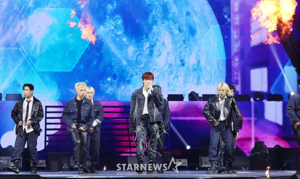 가수 강다니엘이 14일 필리핀 아레나에서 열린 '2023 아시아 아티스트 어워즈 인 필리핀'(2023 Asia Artist Awards IN THE PHILIPPINES, 이하 '2023 AAA')에서 멋진 무대를 선보이고 있다. '2023 AAA'는 스타뉴스가 주최하고 Asia Artist Awards 조직위원회, TONZ 엔터테인먼트, PULP Live World가 공동 주관한다. 그룹 아이브(IVE) 장원영, 가수 강다니엘, 그룹 제로베이스원 성한빈이 MC를 맡았다. 2023.12.14 /사진=김창현