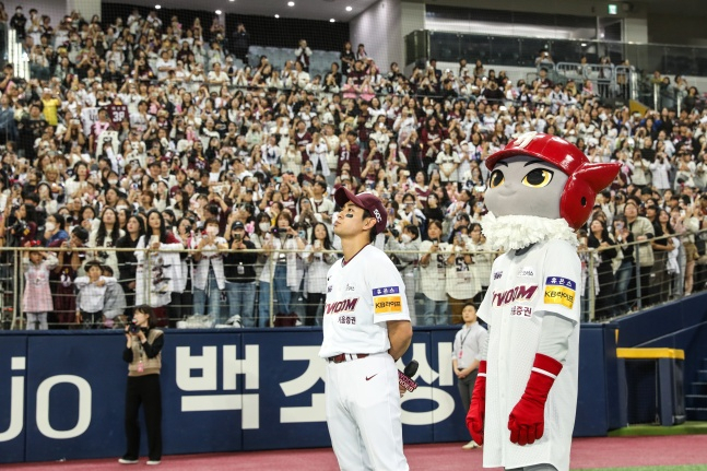 이정후(가운데)가 지난 10월 10일 고척 삼성전에서 팬들과 함께 전광판의 굿바이 영상을 보고 있다. /사진=키움 히어로즈