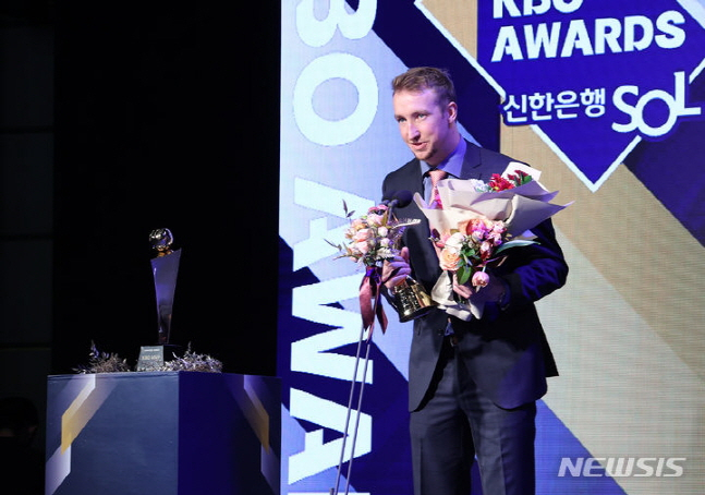 KBO 시상식에서 5관왕에 오른 에릭 페디. /사진=뉴시스